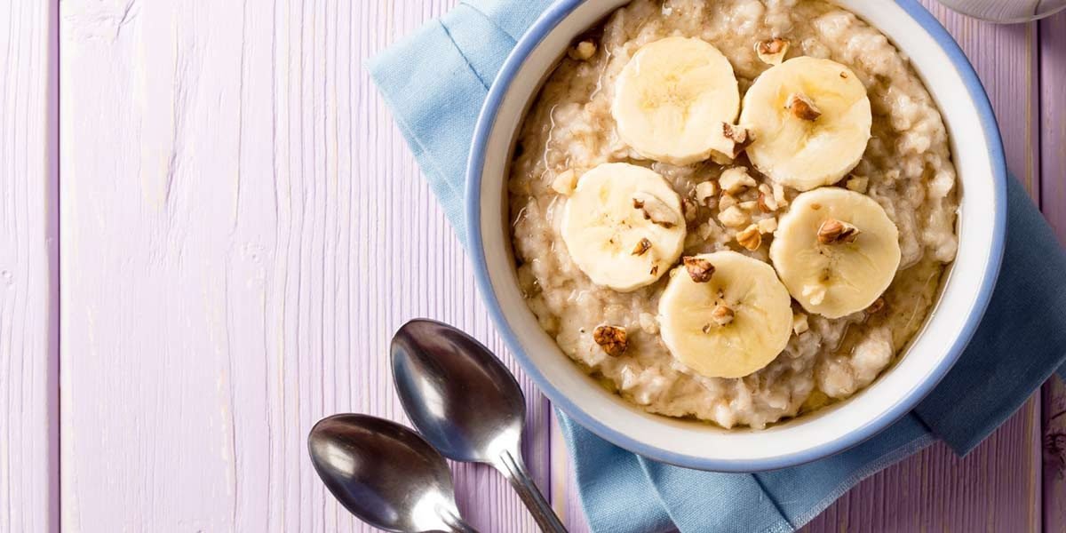 Oatmeal with banana slices and walnuts