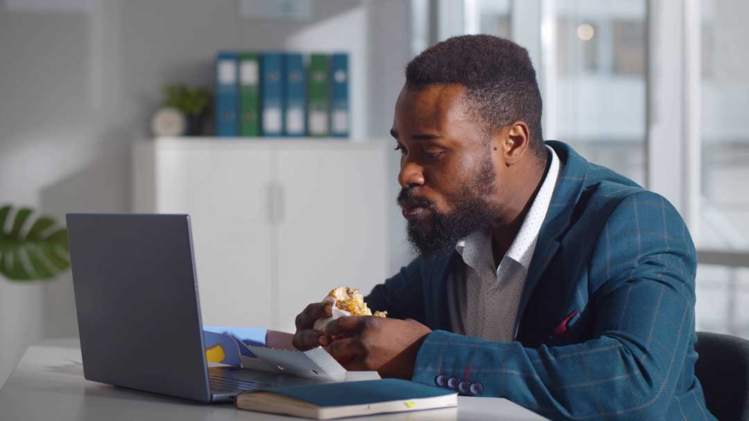 Man eating lunch at desk